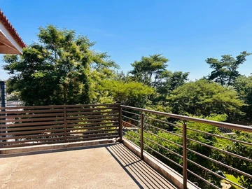6bedroom double storey house, all bed ensu, 2bedroom cottage, staff quarter for 800k in Glen lorne