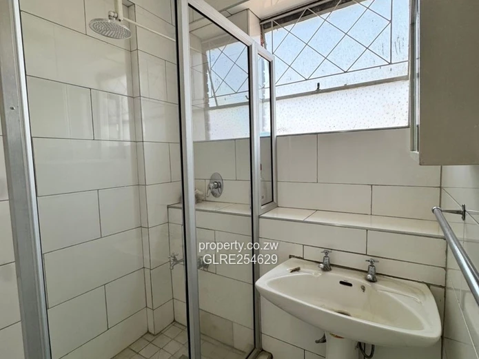 Curved Red-Brick 2-Bed Flat with Balcony, Avenues
