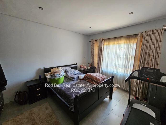 Large 5-bedroom family home with cottage
