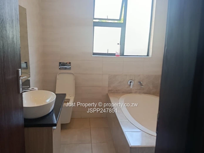Modern 4-Bed home in Borrowdale 