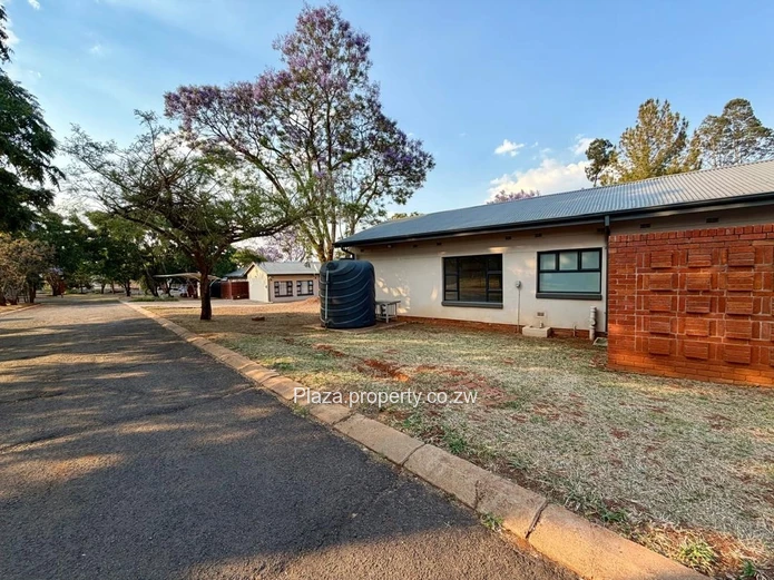 Space, Privacy & Security - Exclusive Helensvale Townhouse
