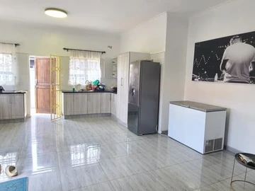 2 Bedroom Flat & Apartment