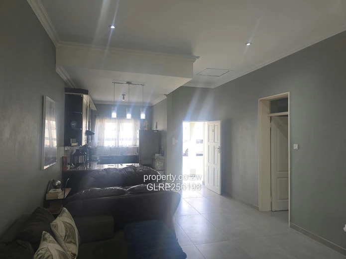 Sunlit 2-Bed, 2-Bath Newlands Flat with Borehole