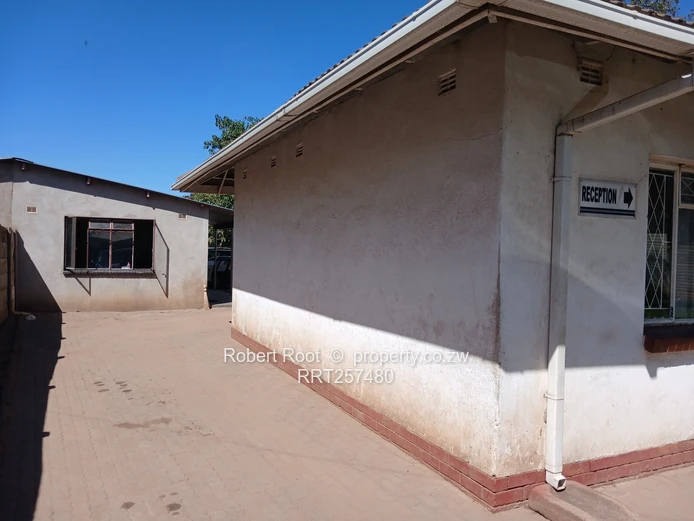 Houghton Park 3-Bed Bungalow — Walled, Paved & Staff Quarters (Sole Mandate)
