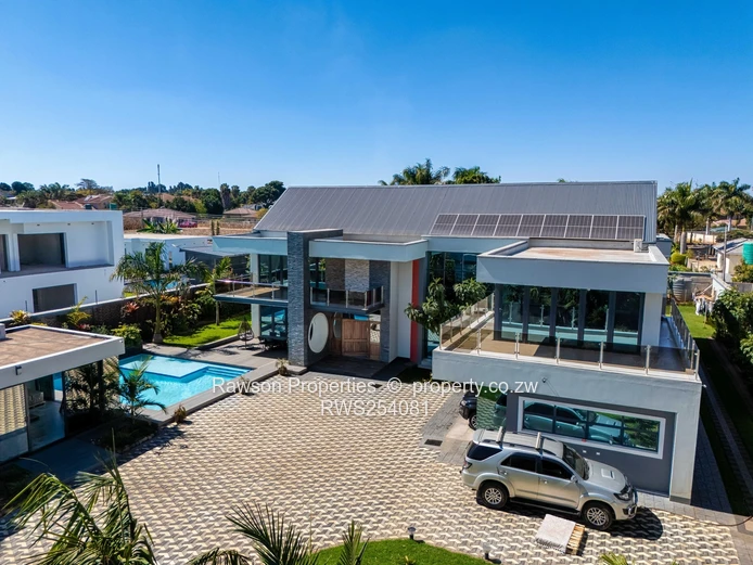 Modern 6-Bed Family Home with Pool & Solar — Mount Pleasant