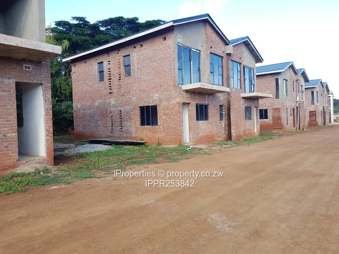 Lovely Townhouses in Courtyard Place, Helensvale, Harare North: