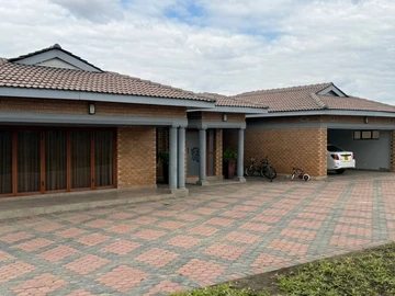 Chinhoyi House for sale in Mapako Area 