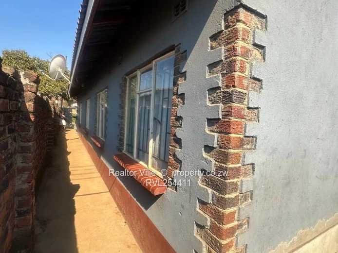 Walled & Gated 5-Bed Home in Warren Park – Borehole