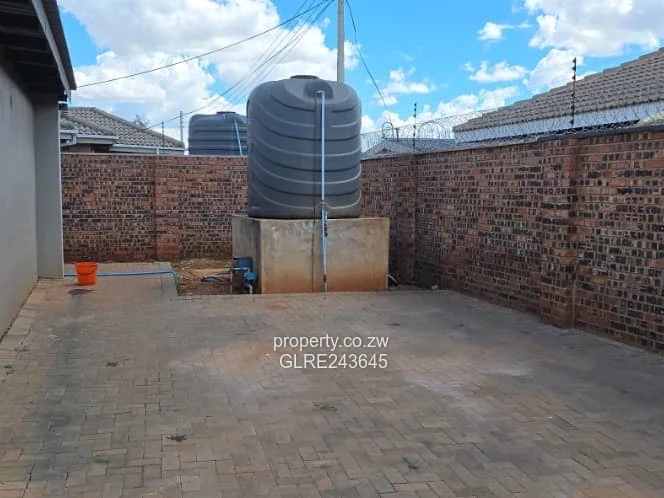 Open-Plan 2-Bed Flat Ashdown Park — Borehole & Yard