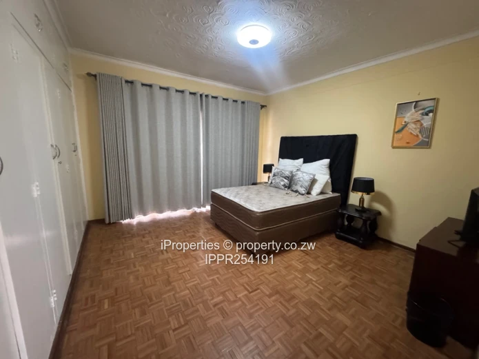 Furnished 3-Bed Flat in Avenues — Parquet & Gated Patio