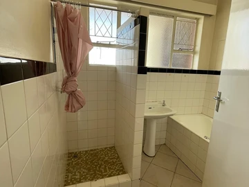 2 Bedroom Flat & Apartment