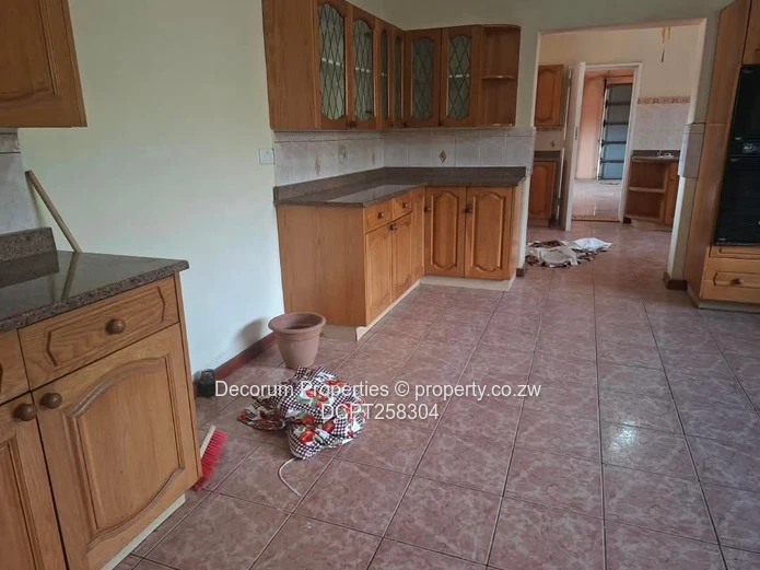 Highlands 5-Bed Home — Borehole, Garden & Fireplace
