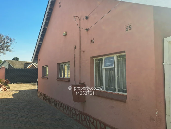 Cotswold hills neat 4 bedroomed house to Rent 