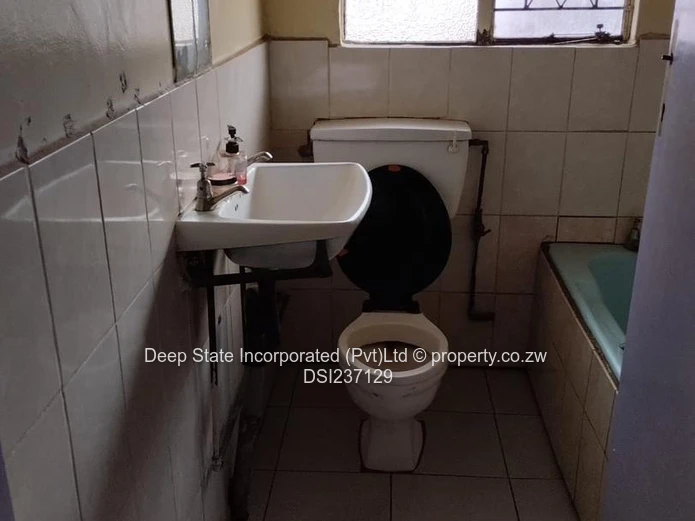 Warrent D house for sale (150m from Bulawayo road)