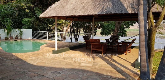 Kingfisher Lodge - Thatched lodge at Msuna Island in Victoria Falls
