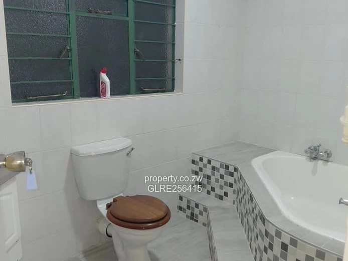 Bright 3-Bed Flat in Greendale North — Walled, Water Tank