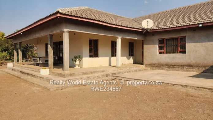 Large Tiled Lounge & Veranda — 5-Bed on 3,400m² (Sole Mandate)