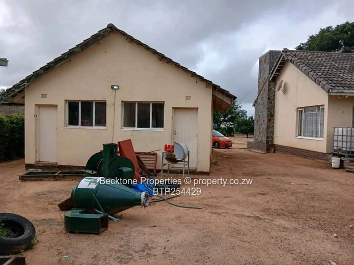 Luveve 4-Bed Family Home on 2900m² with Flatlet