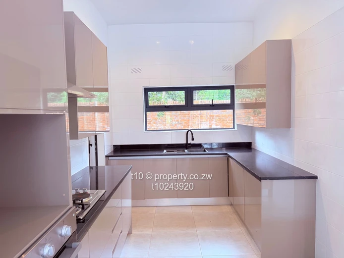 Townhouse to rent in Borrowdale 