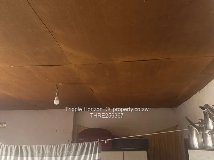 5-Bed Glen View Home — Walled Plot with Verandah