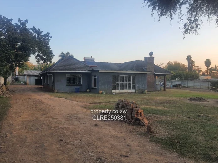 Spacious 3-Bed Bungalow with Borehole & Large Garden - Milton Park