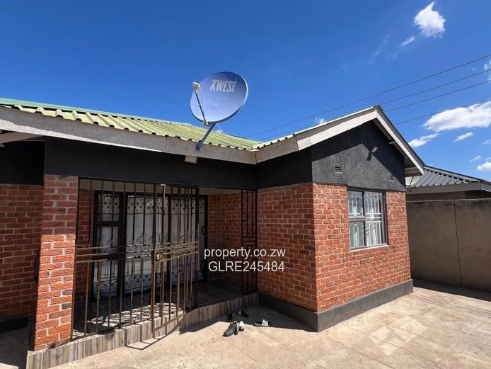 Paved, Walled 4-Bed Home with En-suite & Garden, Ruwa