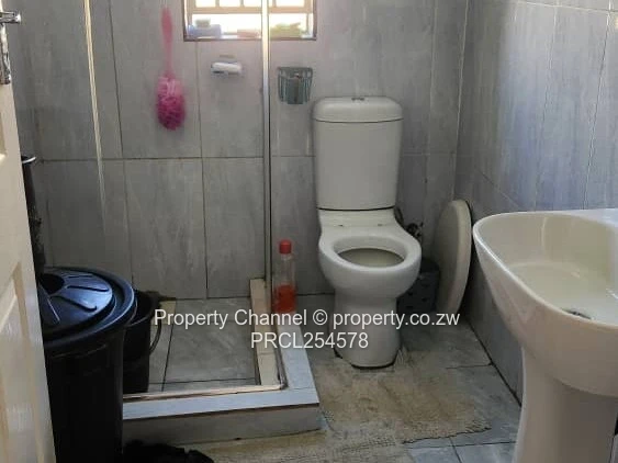 Elizabeth Park Ruwa 1019m² Residential Stand with 2 Cottages 