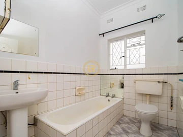 2 Bedroom Flat & Apartment