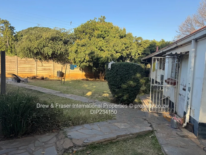 Mabelreign 3-Bed Home on 925m² with Staff Quarters