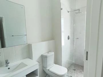 2 Bedroom Flat & Apartment