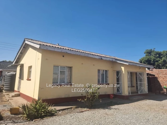 Sunny 2-Bed Cottage in Marlborough, Harare West — Borehole