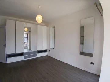2 Bedroom Flat & Apartment