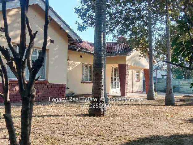 Emerald Hill: 4-Bed Family Home, Disused Pool & Borehole on 2000m²