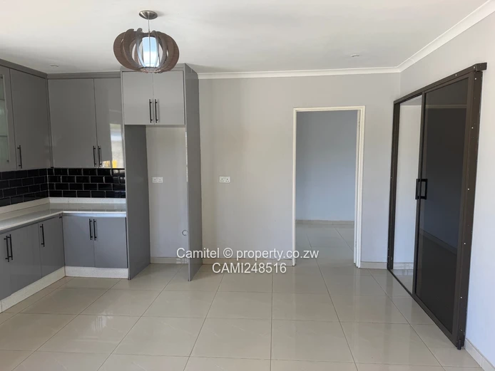 Sunlit 2-Bed Greencroft Cottage — Borehole, Modern Kitchen
