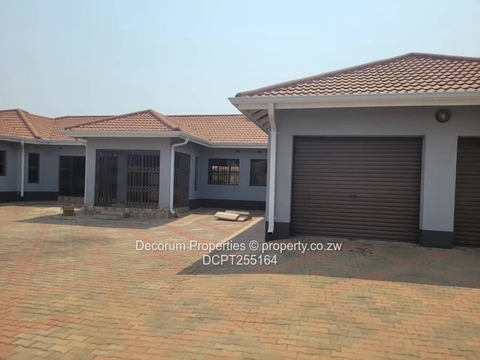 3-Bed Riverside Park Home with Borehole & Garage to Let (Sole Mandate)