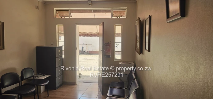 Milton Park 4BR Home/Office — Solar, Tank, En-Suite