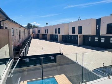 2 Bedroom Flat & Apartment