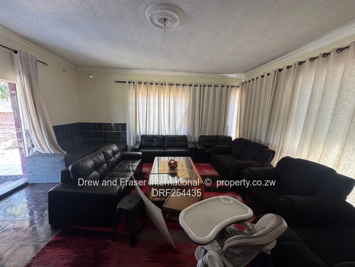 Glen Lorne: 5-Bed Family Home with Pool & Large Grounds