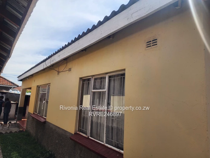 Mainway Meadows 4BR: Fitted Cupboards, 3 Baths & Borehole