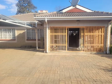 Neat and secure townhouse in a complex of 16 units