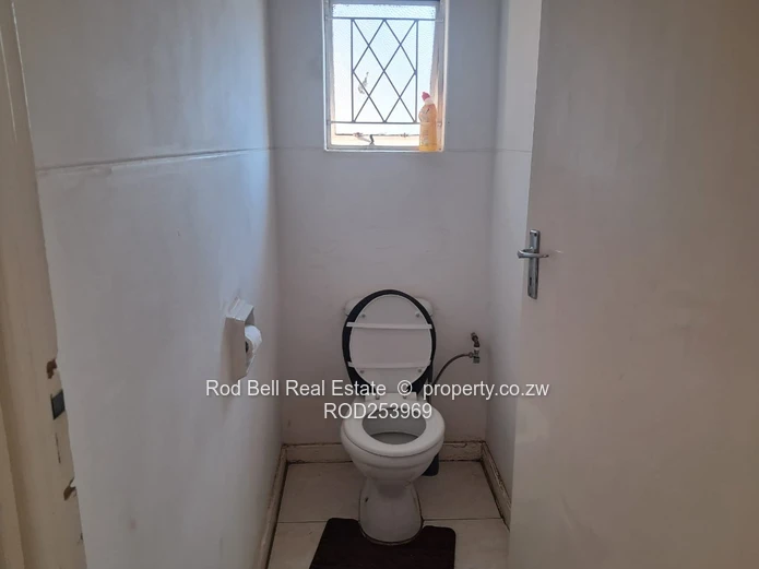 Large 3-bedroom flat located in the Avenues
