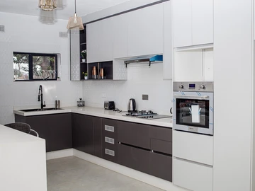 4 Bedroom Flat & Apartment