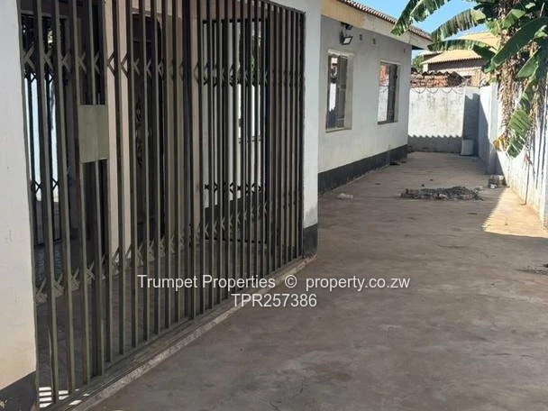 4-Bed Norton Home — Title deeds, Borehole