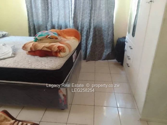 Spacious 4051m² Hatfield Stand — House on Tarred Road