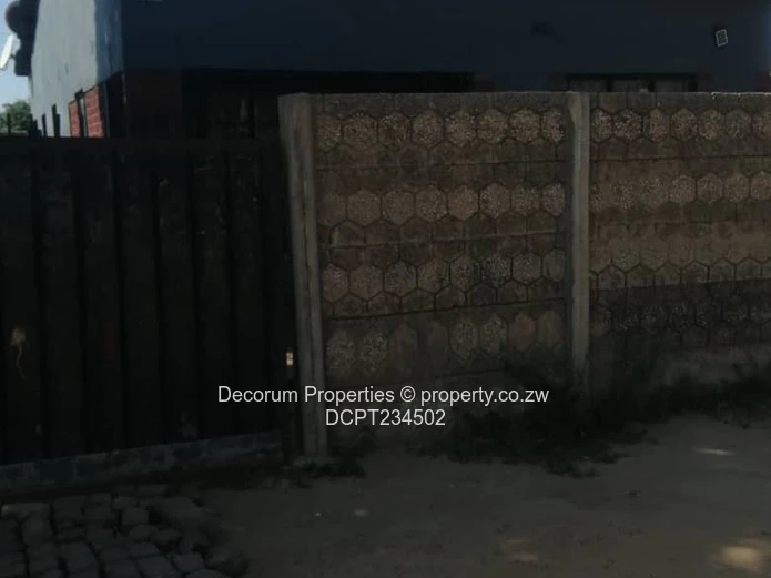 5-Bed Glen Norah B House — Secure Walled Yard (300m²)