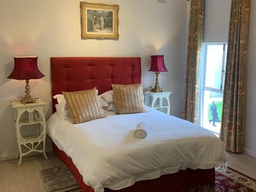 2 Bedroom Flat & Apartment