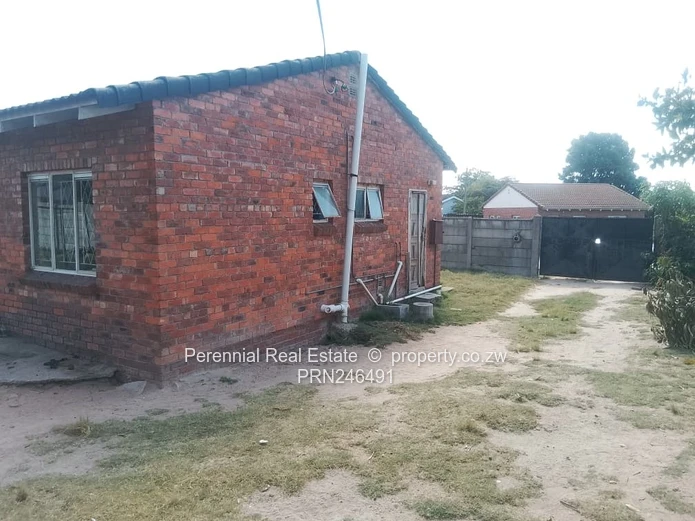 Red Brick 3-Bed Home with Spacious Walled Yard - Msasa Park