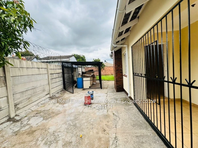 Msasa Park house to let just off Mukuvisi Drive with 3 bedrooms(with built -in cupboards), Spacious 