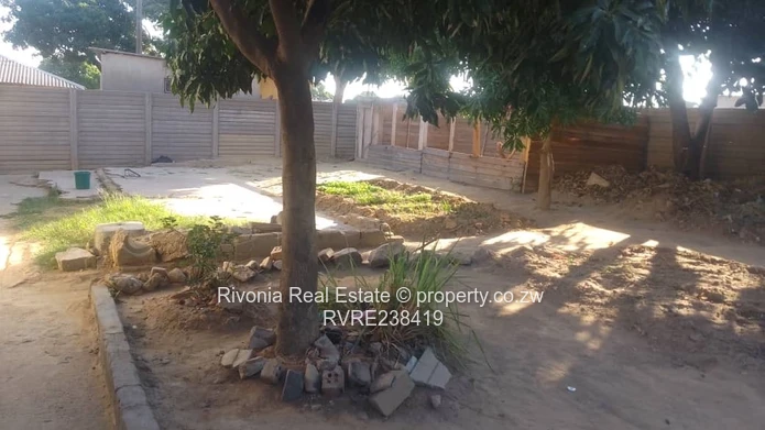 Zengeza 5 , 8 roomed house on 400sqm 45k deeds