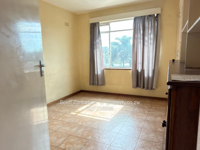 Flat To Let In The Avenues